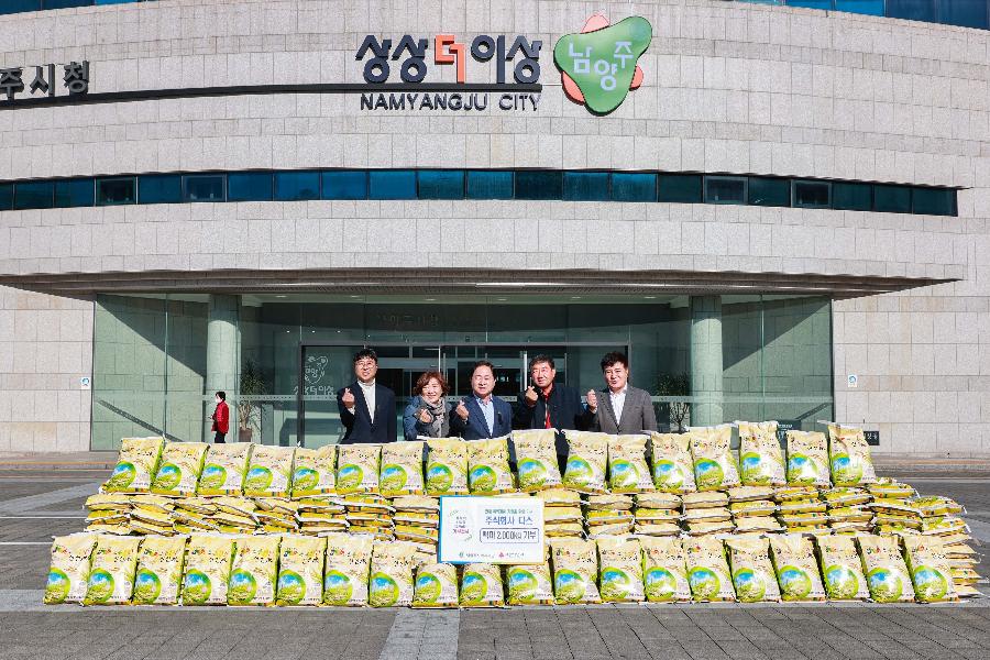 2022-11-04 (주)다스 쌀 200포 후원품 전달식1.jpg
